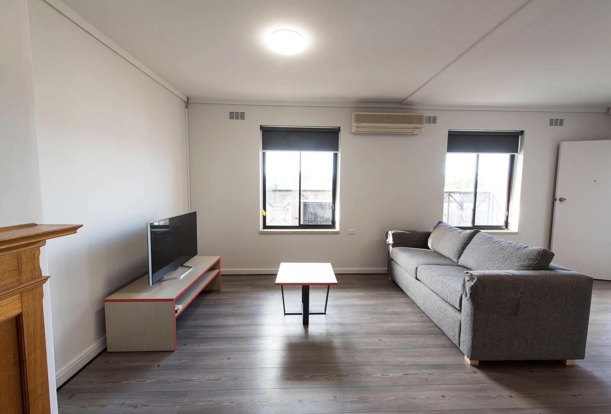 ไนท์แค็ป แอท โรส แอนด์ คราวน์ โฮเต็ล Hotel อลิซาเบธ ภายนอก รูปภาพ
