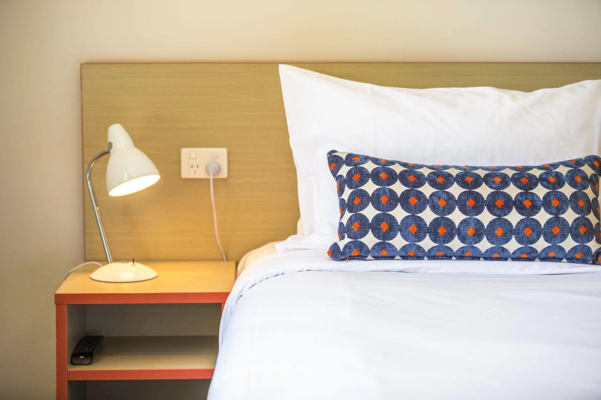 ไนท์แค็ป แอท โรส แอนด์ คราวน์ โฮเต็ล Hotel อลิซาเบธ ภายนอก รูปภาพ