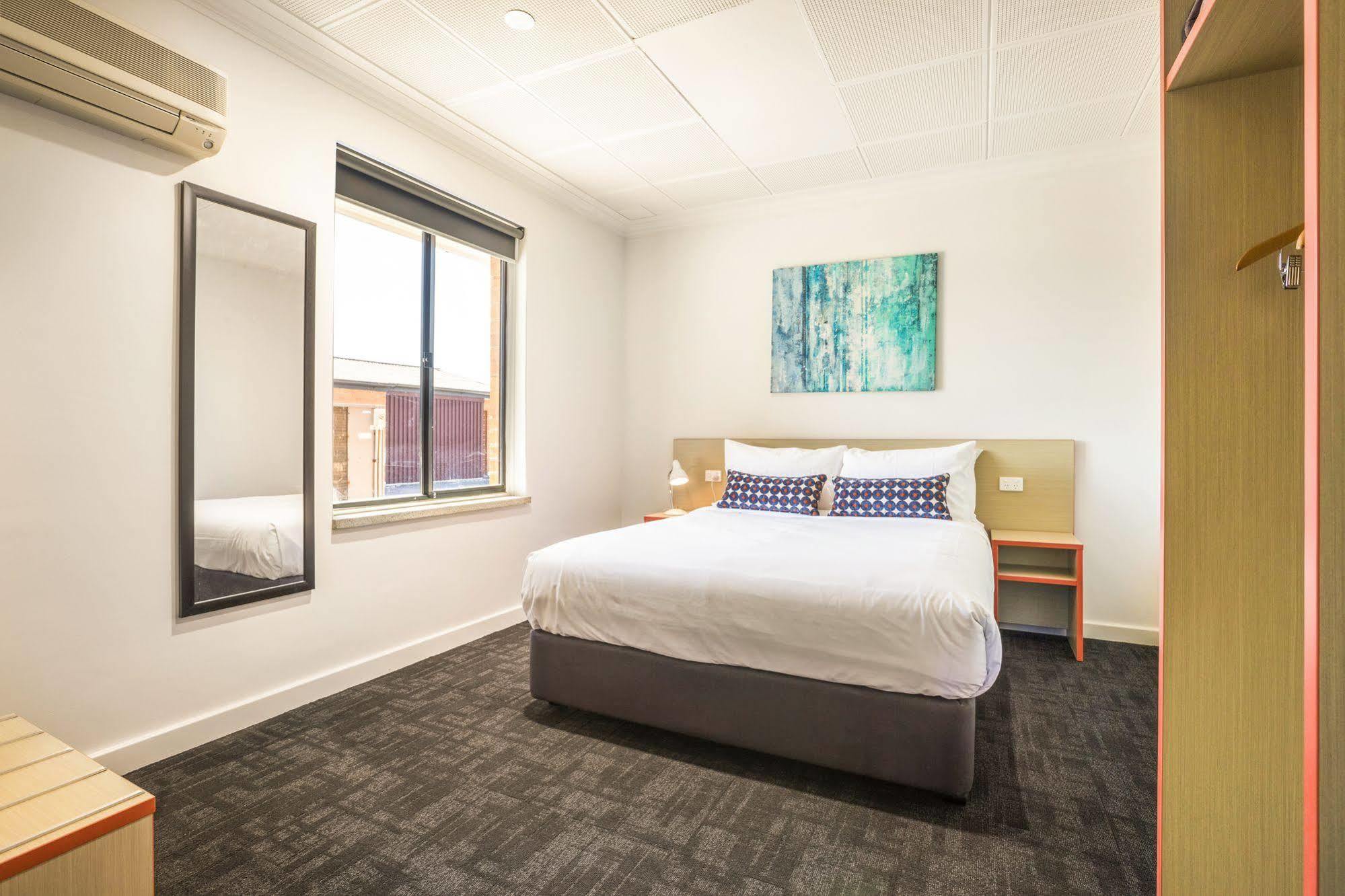 ไนท์แค็ป แอท โรส แอนด์ คราวน์ โฮเต็ล Hotel อลิซาเบธ ภายนอก รูปภาพ